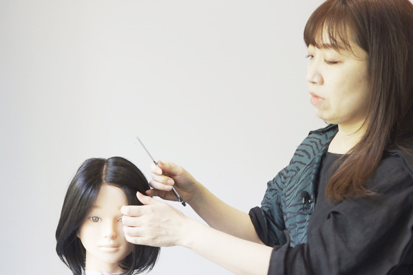 資生堂トップヘアメイクアップアーティスト神宮司氏によるウィッグカットの様子